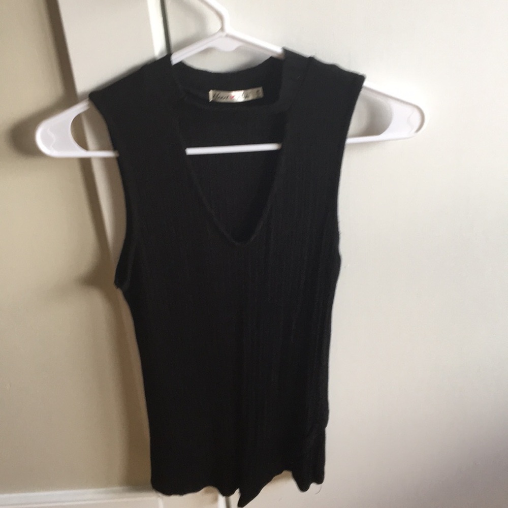 SALE🚨 3/$30 Sleek black sleeveless V neck top